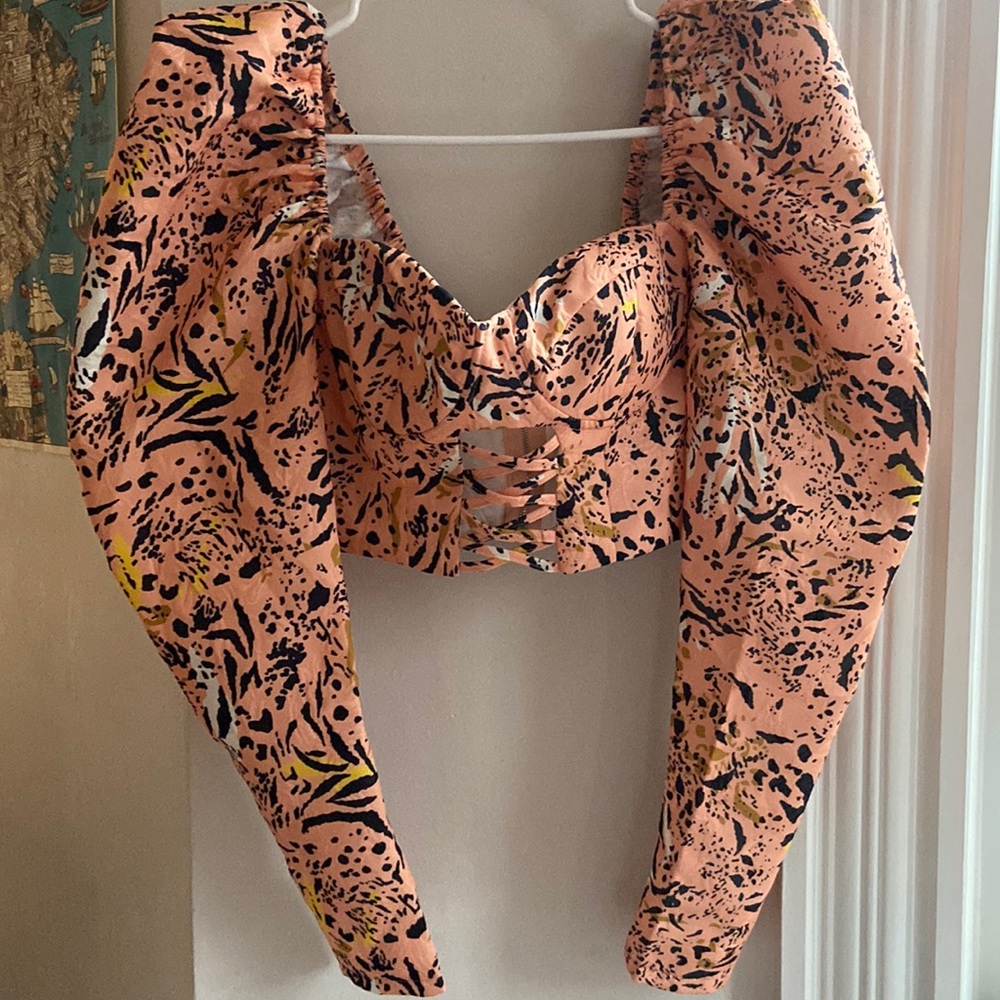 Brand new never worn fashion nova crop top. Animal print with cute puffy sleeves